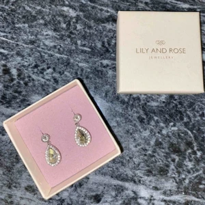 Smycke - Snygga silvriga Lily and rose öronheängen, säljer dem då de inte kommer till användning 