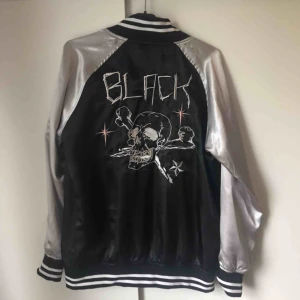 - Ut och in vändbar jacka där ena sidan är svart med en dödskalle broderat på baksidan och andra är leopard print med rosa ärmar. Jackan är gjord av silkes material. Frakt är medräknat i priset✨