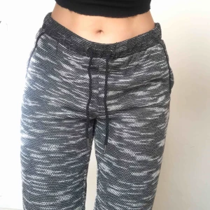 Byxor - Fina mjukisar i storlek S! Bra skick. Köparen står för frakten men kan även mötas upp i Uppsala, Knivsta eller Sigtuna.  Tveka inte att fråga mig om något!😁