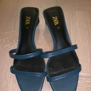  - Trendiga sandaletter i strl 35, använda en gång. Köpta augusti 2019.