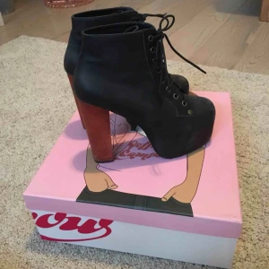  - Klackar från Jeffrey Campbell. Modell Lita i färgen Black Calf. Storlek 37. Använda men i bra skick. Köpt från jeffreycampbellshoes.com. Nypris: 1500kr