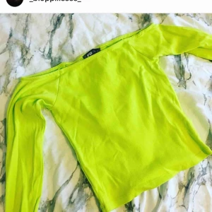  - Nyongrön långärmad offshoulder tröja. Använd endast 1 gång. Frakt ingår!