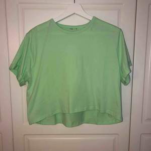 Neongrön t-shirt köpt från asos i storlek M men är som en S. Den är croppad och endast använd vid ett tillfälle. Lappen som sitter i nacken är bortklippt då den skavde rejält. 