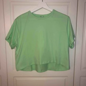  - Neongrön t-shirt köpt från asos i storlek M men är som en S. Den är croppad och endast använd vid ett tillfälle. Lappen som sitter i nacken är bortklippt då den skavde rejält. 