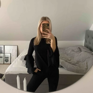 Volangtröja från Gina Tricot! - Söt blus med volangärmar, köpt på Gina Tricot. Frakt tillkommer!