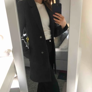  - En kappa från H&M i storlek 32, band finns till kappan också. Använd fåtal gånger så skicket är som nytt. 