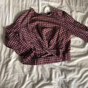  - Mönstrad croptop från Bershka. Enbart testad. Vid frakt står köparen för fraktkostnaden.