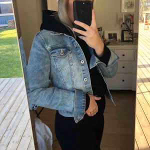  - Kort Jeansjacka från HM. Jackan är som en S/M i storlek ☀️