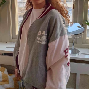  - Jätte fin baseball jacka💕💕 Det går även att byta håll på, små fläckar men inget synligt ,bra skick, budet ligger på 600kr💕💕