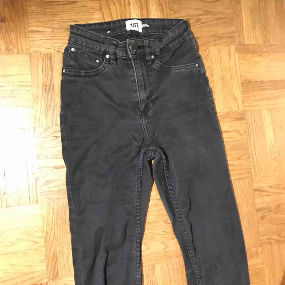 Svart gråa jeans ifrån lager 157. Köpte de för ett tag sen därav det billiga priset. Frakt tillkommer✨. Jeans & Byxor.