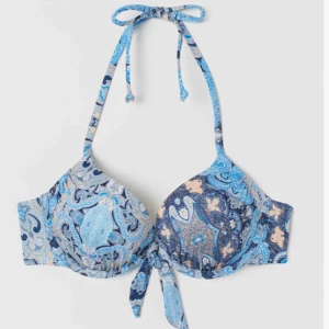  - Bikini med Puch up, köpt för Ca 149 kr, finns även underdel med likadant mönster som jag säljer för 50 kr, priset kan dock diskuteras om du har något alternativ! Aldrig använt den eftersom den är för stor. 