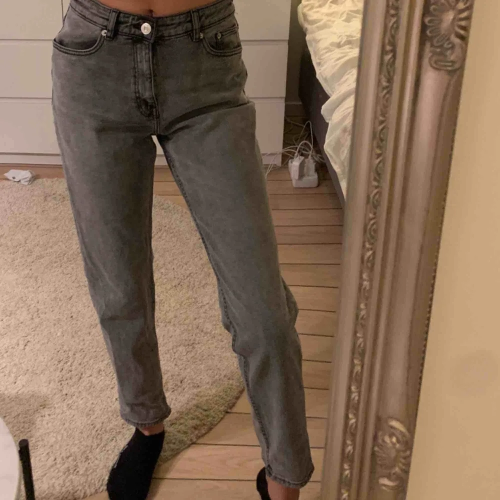 Snygga gråa mom-jeans från mango. Bara använda 1 gång, tyvärr för stora för mig, därav att jag säljer. En storlek 36, men skulle säga att det passar en S/M beroende på hur tight man vill att dom ska sitta. . Jeans & Byxor.