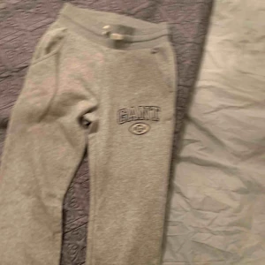  - Grå gant byxor köpte på kidsbrandstore knappastanvände storlek 146 till 152 cm.
