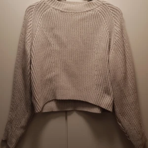  - Mysig och mjuk tjocktröja från Monki. Grå färg och lite urringad. Kortare i modellen och lite lös/pösig.