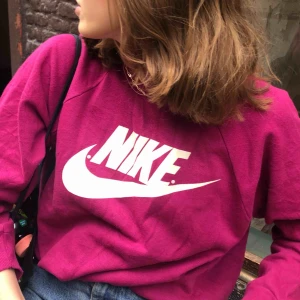  - Säljer min vintage Nike sweatshirt som jag köpt på secondhand i Köpenhamn! Storleken är lite oklar då lappen är bortklippt, men jag har vanligtvis S (se hur den sitter på mig) köparen står för frakt🧡