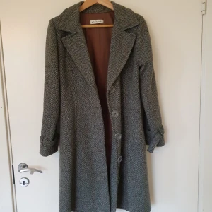  - Grå kappa i mycket fint material, från Portugal. Står inte storlek men passar mig som är M/38. Frakt på 79 kr tillkommer som köparen står för! Ta gärna en titt på mina andra annonser😊