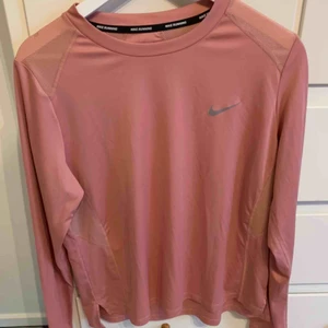  - Nike tränings tröja XL använd 2gånger. 
