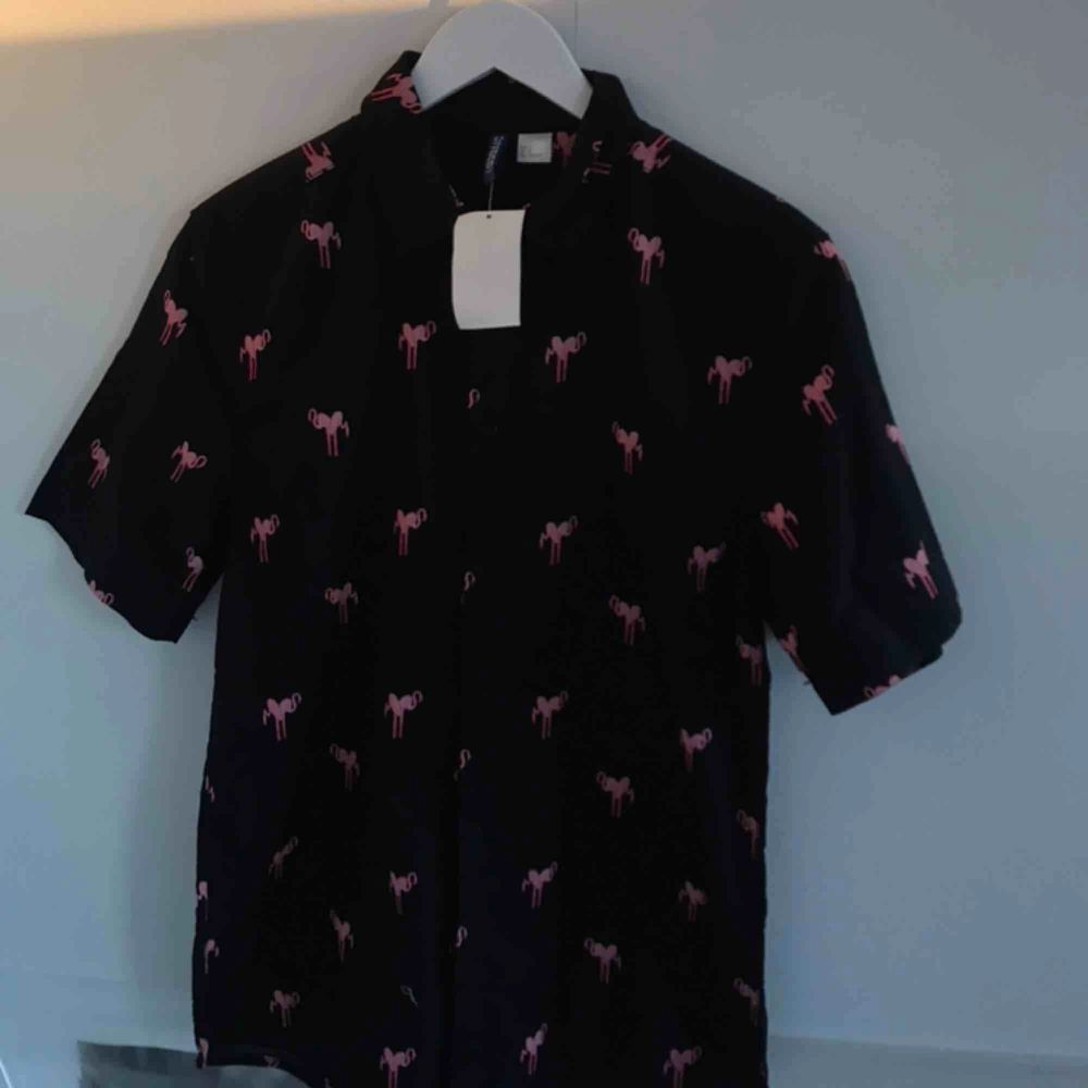 Svart flamingoskjorta, inte använd o har kvar prislappen. Skjortor.