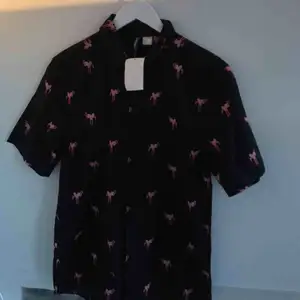 Svart flamingoskjorta, inte använd o har kvar prislappen