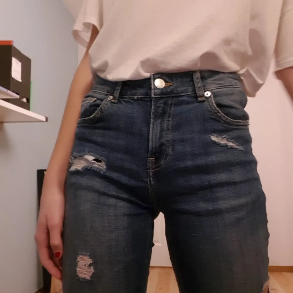 snygga jeans, tyvärr lite korta på mig som är 177. Ett av hålen har blivit lite större, men annars är de i bra skick. säljs då de aldrig kommer till användning. köparen står för frakt💞💞. Jeans & Byxor.