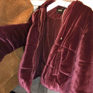  - Jättefin mörklila varm jacka som är till midjan. Köptes för 399 och är knappast använd. Säljer för 100 kr + frakt, eller hämtas upp på bestämd plats!