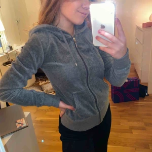  - En super mysig mjukis tröja!!!!! NYSICK, ENDAST ANVÄND FÅTAL GÅNGER. Frakt 63kr. Från Cubus.