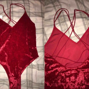  - Röd velvet body som aldrig kommit till användning. Supersnygg nu till julen!🥰