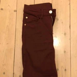  - Snygga vinröda byxor! Sitter jätte snyggt på men passar inte mig nå mer :( I bra skick!