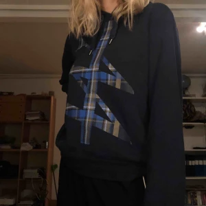  - Assnygg hoodie från Carin Wester. Knappt använd då den är ganska liten i storleken. Marinblå.