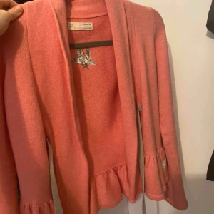  - Säljer min supersköna ODD MOLLY kofta, använd typ en gång. (Köpte den för 1800kr, Självklart äkta) kan dela på frakten:)