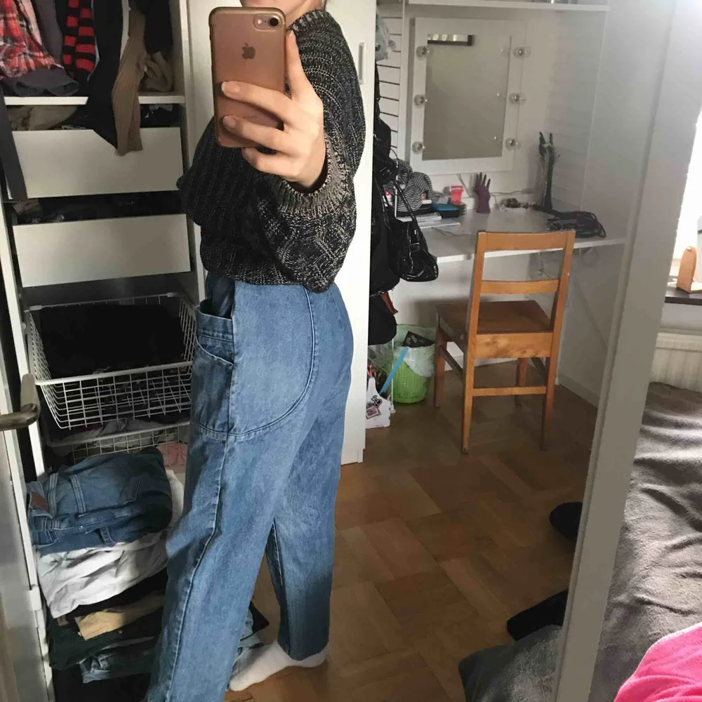 Skitballa jeans! Köpta i spanien. Stora på mig, men funkar om man gillar lite större byxor. Bra längd på mig som är 163 cm lång! Vid intresse så kan vi mötas i Sthlm eller så står du för frakten!. Jeans & Byxor.