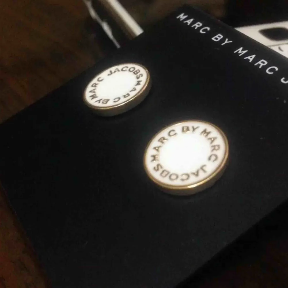 Intressekoll på dessa örhängerna från Marc Jacobs Skicka om ni är intresserade eller för att paxa . Accessoarer.