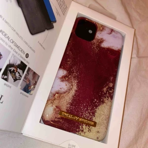  - Ett Ideal Of Sweden skal för IPhone 11. Helt nytt, bara öppnat en gång. Råkade köpa fel storlek på skal så därav att jag säljer det. Köpare står för frakt. Kan posta eller mötas upp i Uppsala. Tar Swish eller kontant. Pris kan diskuteras💗