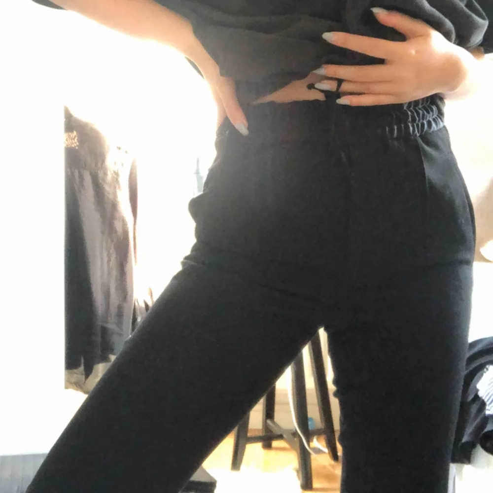 Ett par klassiska Filippa K byxor i storlek XS, kan jag inte längre ha då de är för tighta över höfterna. I mycket bra skick med inga synbara märken.. Jeans & Byxor.