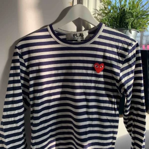  - CDG PLAY blå-vit randig långärmad tröja med rött hjärta. använd ett fåtal gånger, stl S🌟  Bor i Uppsala men kan även mötas upp i sthlm. bor du längre bort får du stå för frakt själv:)