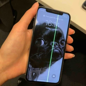  - Säljer nu min iPhone X 256 GB som fungerar utmärkt. Den har inga repor på fran eller baksida då jag haft skal och skärmskydd däremot har det uppkommit ett grönt ljus/linje över skärmen. Detta går självklart att laga med skärmbyte på de flesta ställena :)