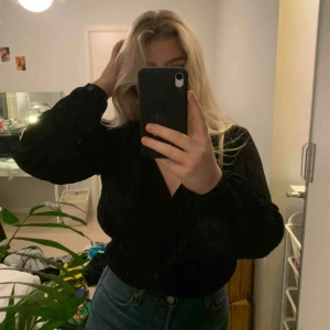  - En blus som är svår att beskriva men supersnygg. Förhoppningsvis framgår materialet på bild 2 men kan skicka fler bilder. 