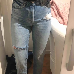  - Skit snygga jeans med hål i!! 
