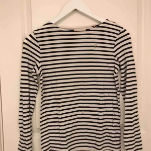  - Säljer denna tröja då den inte kommer till användning. Passar mig som har S förutom att den är lite kort i armarna. Skriv för bättre bilder. Kan mötas upp i Norrtälje. Frakt tillkommer💖