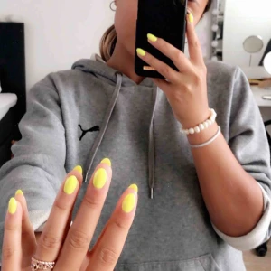  - Grå mysig hoddie från Puma. Storleken skulle ja beskriva som M-L. Passar perfekt för den som gillar oversize, annars går det alltid och vika in den😚 frakt ingår i priset