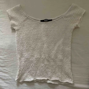 Fin tröja  - Fin, vit topp i scrunchy material.   Köparen står för frakten. Skickas med spårbar post. 57kr. 