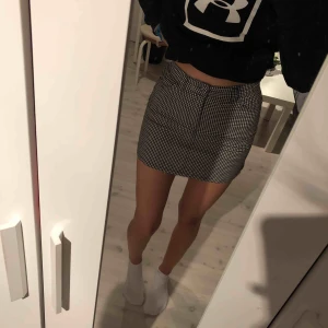  - Rutig kjol från Brandy Melville, köpt här på plick men den kom inte till användning tyvärr. Köparen står för frakten, möts upp i Stockholm City eller Huddinge 