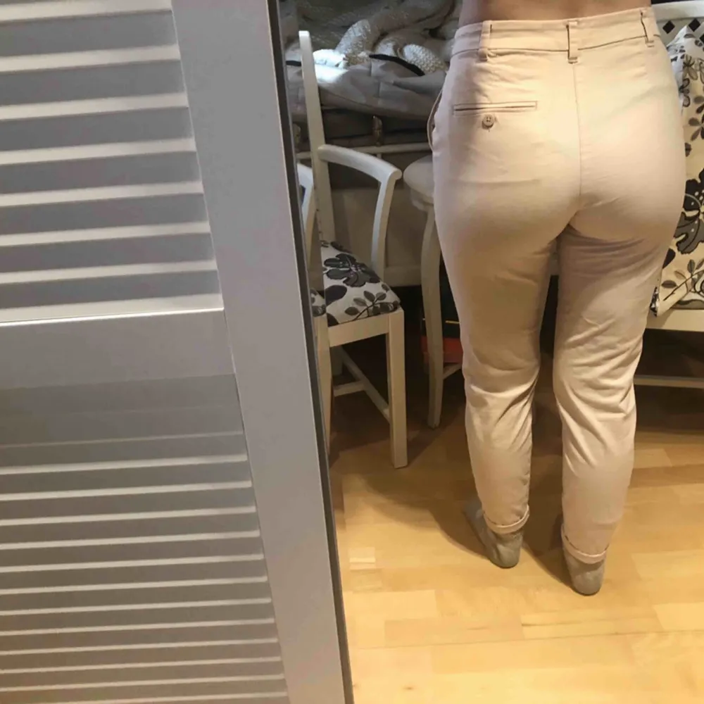 Hejhej, säljer ett par ljusrosa kostymbyxor/chinos från H&M o storlek 34, passar mig som är 36/38!! Fint skick. Kan mötas i Tullinge eller frakta. Jeans & Byxor.