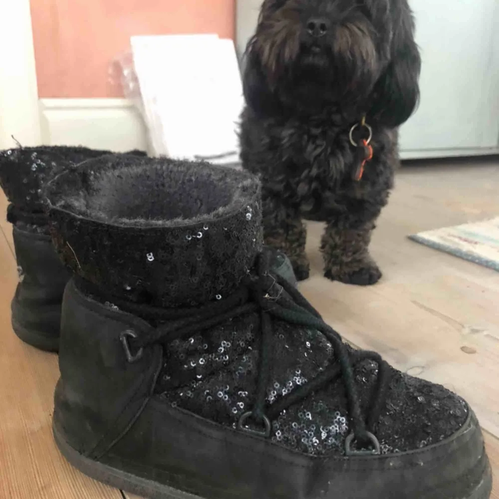 Inukkii boots köpta för ca 2 år sedan. I gott skicka men jag kommer självklart putsa upp dem innan försäljning. Köptes för ca 2600.. Skor.