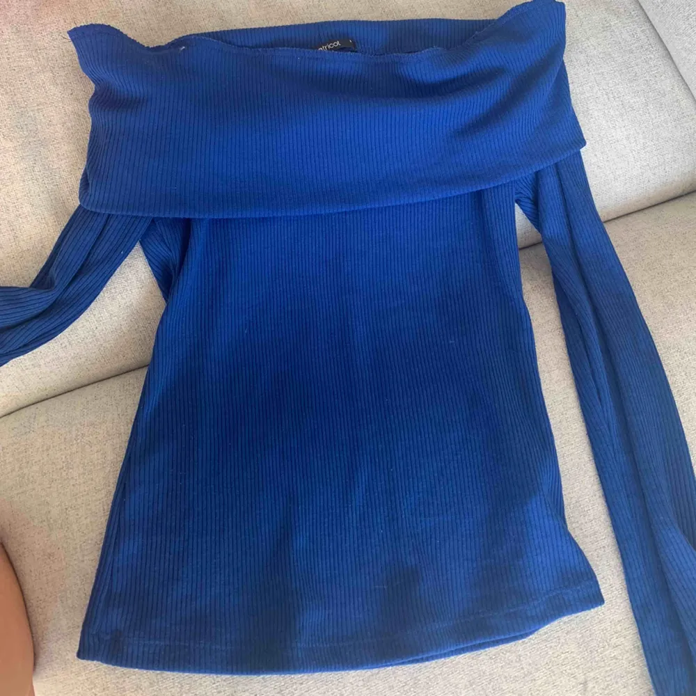 En blå fin offshoulder tröja, knappt använd. Säljer då den är för liten för mig! Köparen står för frakt. Skjortor.