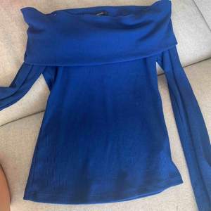 En blå fin offshoulder tröja, knappt använd. Säljer då den är för liten för mig! Köparen står för frakt
