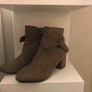  - Boots köpta fån asos, jättesnygga men kommer tyvärr inte till användning längre:( använda Max 3 gånger 