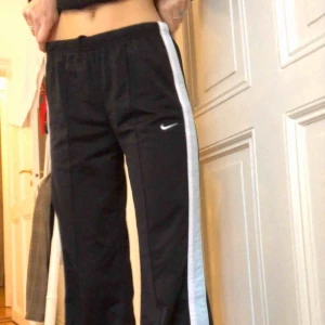  - Svarta Nike trackpants men blåa och vita detaljer🦋