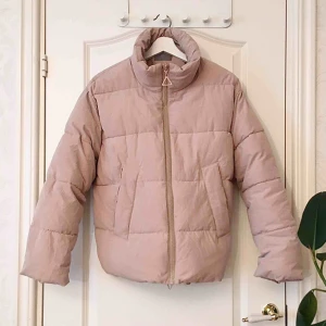  - superfin mysig vinterjacka i jättefin matt beige!! 🥰 hämtas i stockholm eller skickas via post (då betalar köparen frakten) 🌟