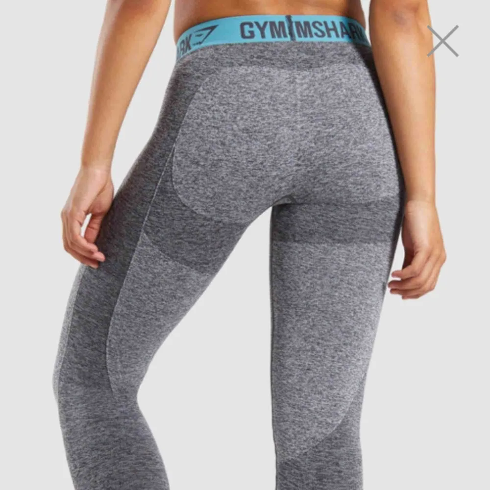 Helt nya och oanvända gymshark träningstights. Köpte två st i olika Strl och dessa var för stora för mig därför jag säljer. 550kr nypris på hemsidan.. Jeans & Byxor.